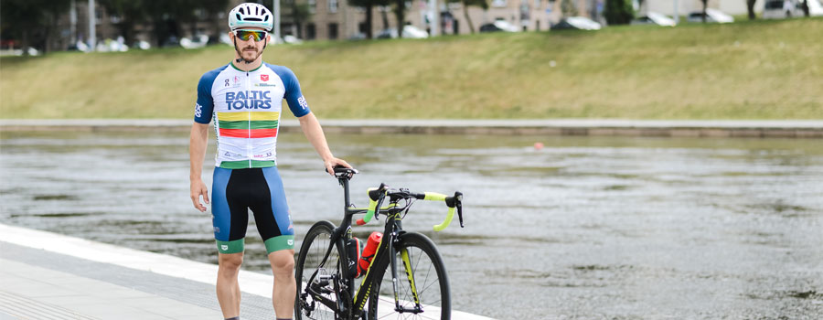 Alberto-next-to-his-bike